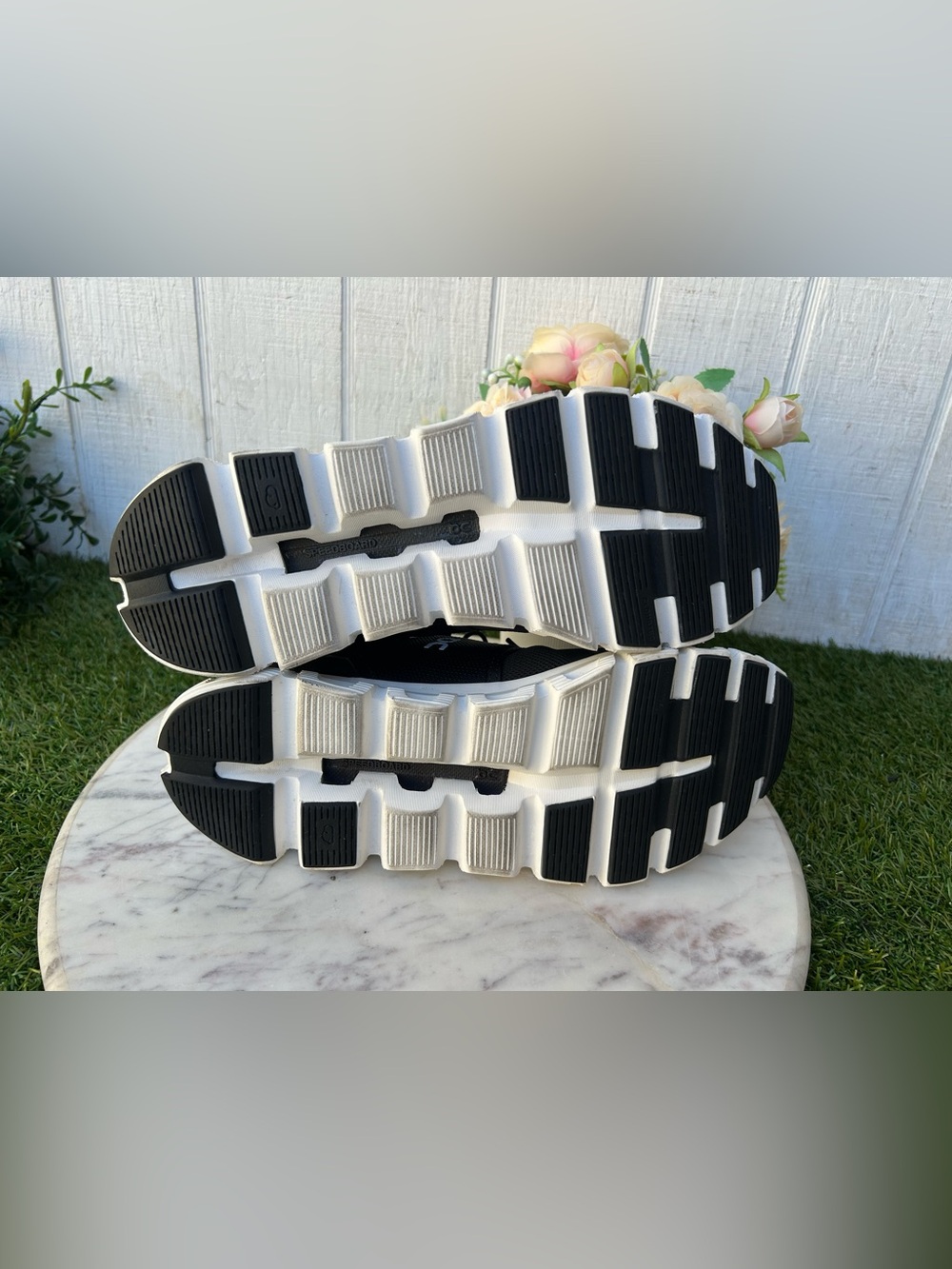 On Cloud 6 Sneakers in Black /white women size 9.5 gently used - Picture 15 of 16